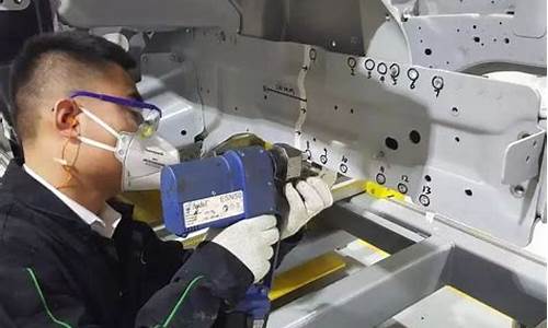 维修小车钣金价格_汽车修钣金要多少钱