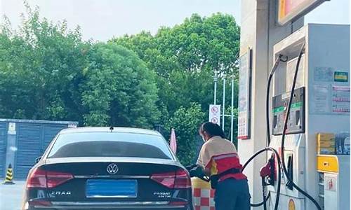 今天油价下降多少钱一升_今天油价下降多少